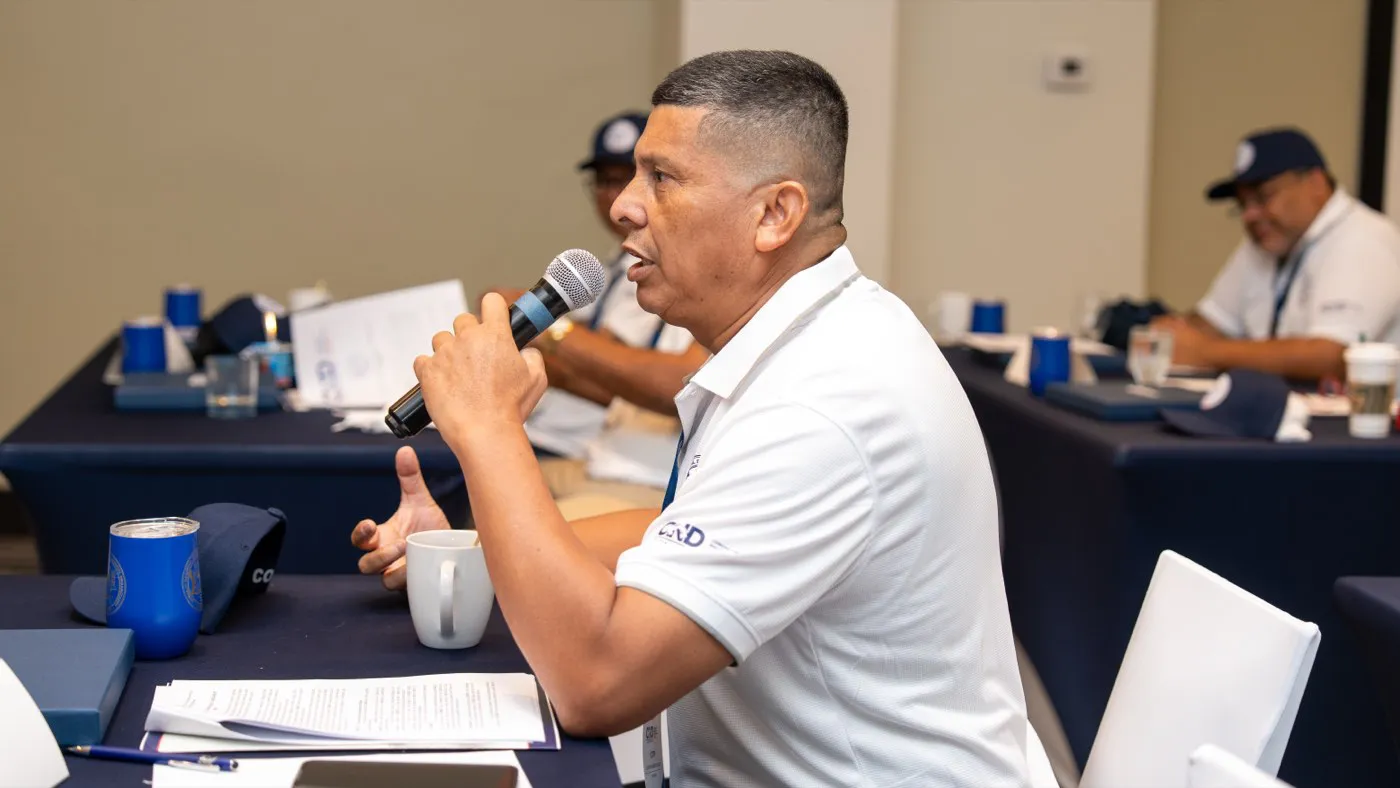 Delegado interviene con el micrófono